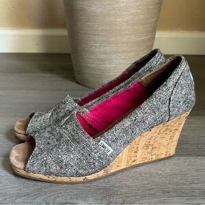 TOMS Women’s Size W9.5 Fabric Peep Toe Cork Wedge Heel Platform Sandal.